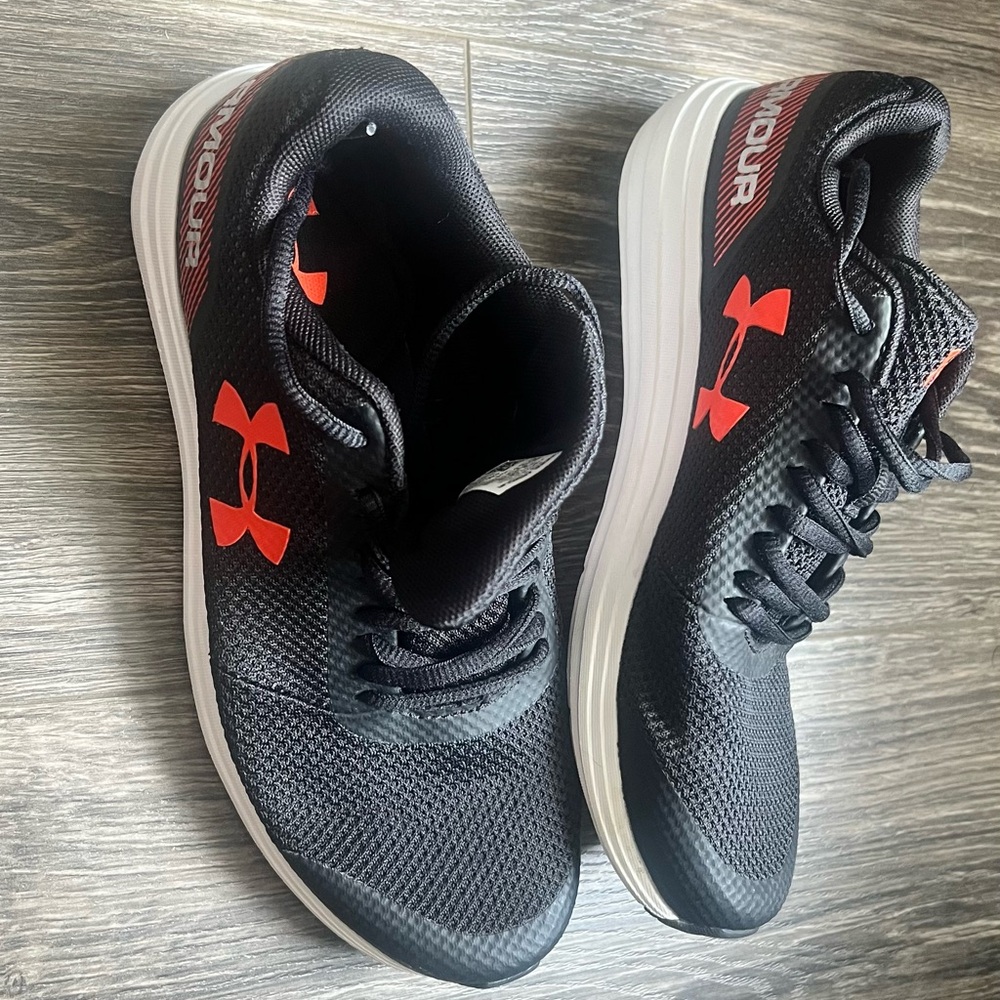 Under Armour Boys Y Size 6 Sneakers